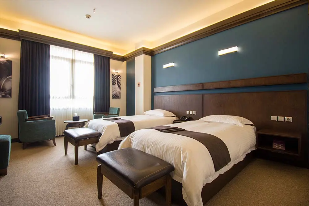 Escan Alvand Hotel restaurant and dining area - international cuisine